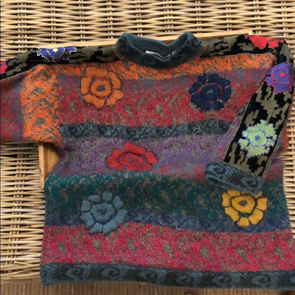 Vintage embroidered sweater size M/L